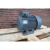 .4 KW  960 RPM Asmaat 38 mm. Let op, gebroken pootje.Used.